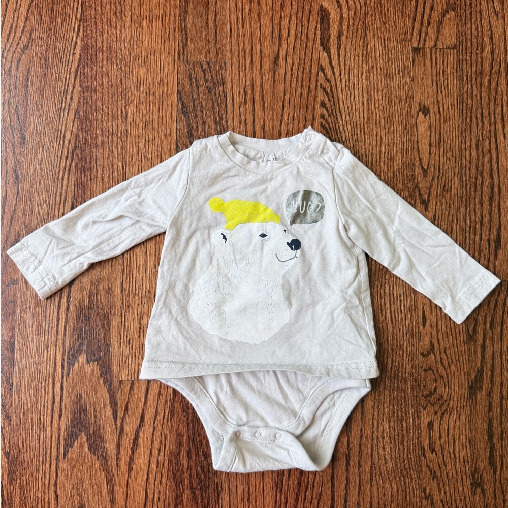 GAP Cream Bodysuit w/ Cute Bear saying "HUGS?" - Size 6-12 months